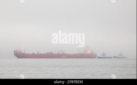 WhiteGate, Cork, Irlande. 14 avril 2021. Le pétrolier Gijon Knutsen est escorté par des remorqueurs Titan, Alex et Gerry O'Sullivan alors qu'elle effectue ses dernières manœuvres pour s'amarre dans un brouillard épais à la raffinerie de pétrole de Whitsgate à COK, en Irlande. - crédit; David Creedon / Alamy Live News Banque D'Images