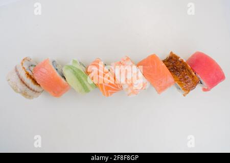 des petits pains aux différentes garnitures de cuisine japonaise Banque D'Images