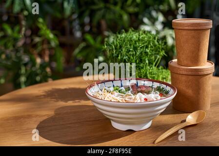 Récipients en carton pour aliments, boissons, articles. Soupe vietnamienne FO BO dans un bol, à emporter, zéro déchet, concept d'emballage éco-production Banque D'Images