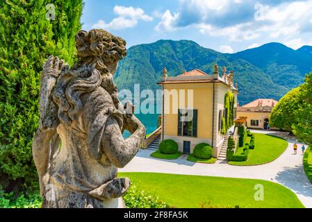 Villa del Balbianello vue derrière une statue sur le lac de Côme En Italie Banque D'Images