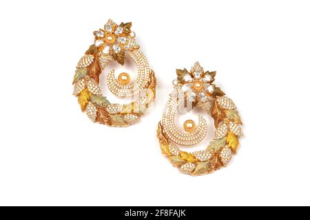 Paire de boucles d'oreilles anciennes glamour et dorées sur fond blanc bijoux traditionnels indiens, boucles d'oreilles de mariée or bijoux de mariage, boucles d'oreilles vintage Banque D'Images