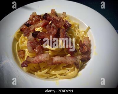 Pâtes italiennes traditionnelles à base de carbonara avec guanciale et œufs Banque D'Images