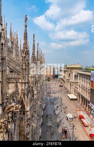 Rue dans le centre de Milan vue de la cathédrale Duomo, Italie Banque D'Images