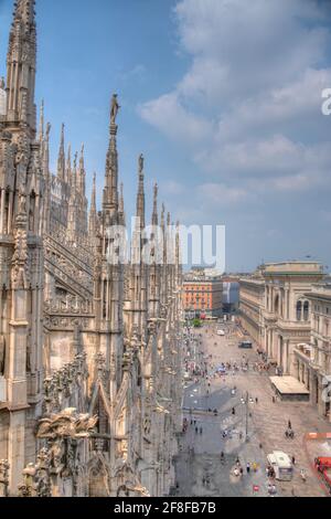 Rue dans le centre de Milan vue de la cathédrale Duomo, Italie Banque D'Images