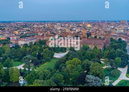 Vue sur le Castello Sforzesco au coucher du soleil depuis Torre Branca à Milan, Italie Banque D'Images