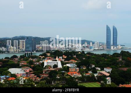 Le trans-détroit Shimao plaza vus de l'îlot de Gulangyu à Xiamen. Banque D'Images