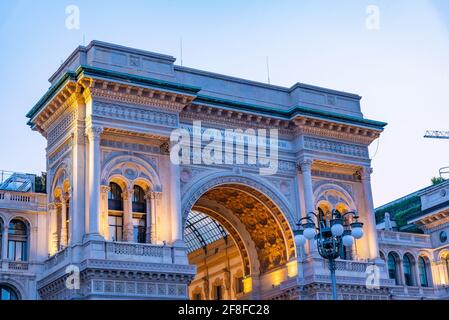 Vue de nuit de la galerie vide Vittorio Emanuele II à Milan, Italie Banque D'Images