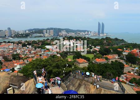 Le trans-détroit Shimao plaza vus de l'îlot de Gulangyu à Xiamen. Banque D'Images