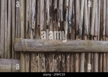 Ancien fond de mur en jute avec mousse. Les vieux murs en jute sont charmants. Gros plan sur l'image d'arrière-plan Vintage. Banque D'Images