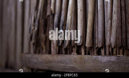 Ancien fond de mur en jute avec mousse. Les vieux murs en jute sont charmants. Gros plan sur l'image d'arrière-plan Vintage. Banque D'Images