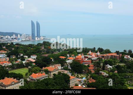 Le trans-détroit Shimao plaza vus de l'îlot de Gulangyu à Xiamen. Banque D'Images