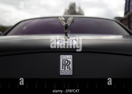 Le Rolls Royce Ghost 2012 avec carrosserie noir brillant et capot et toit noir satiné. Rolls Royce badge et Esprit d'Ecstasy sur le front de Bonn Banque D'Images