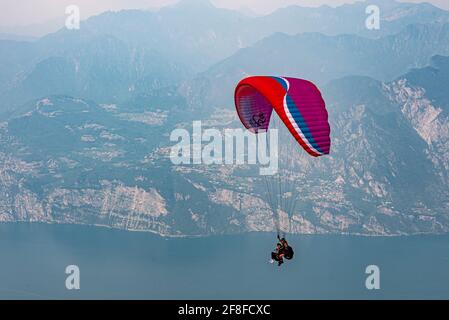 Parapente volant au-dessus de lago di Garda en Italie Banque D'Images