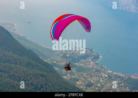 Parapente volant au-dessus de lago di Garda en Italie Banque D'Images