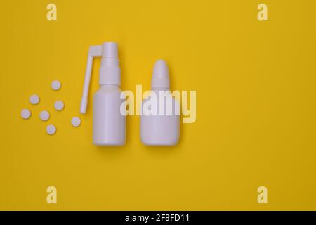 Flat Lay spray nasal et spray pour la gorge, comprimés. Maquette Banque D'Images