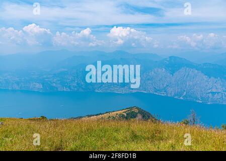 Vue panoramique sur Limone sul Garda depuis Monte Baldo in Italie Banque D'Images