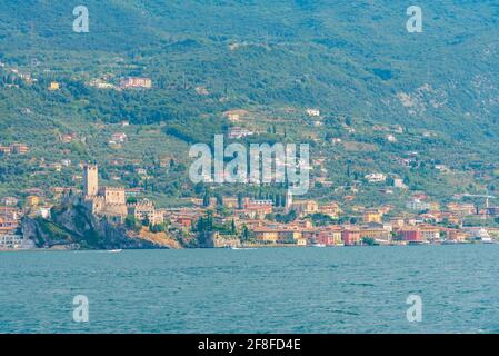 Vue sur le lac de Malcesine situé à Lago di Garda in Italie Banque D'Images