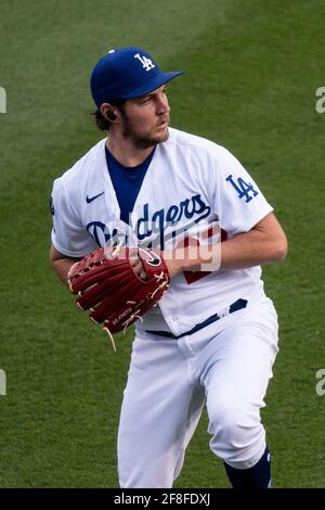 Los Angeles Dodgers départ du pichet Trevor Bauer (27) dans les échauffements avant le match lors d'un match MLB contre les Rocheuses du Colorado, mardi, 13 avril, 2021, i Banque D'Images