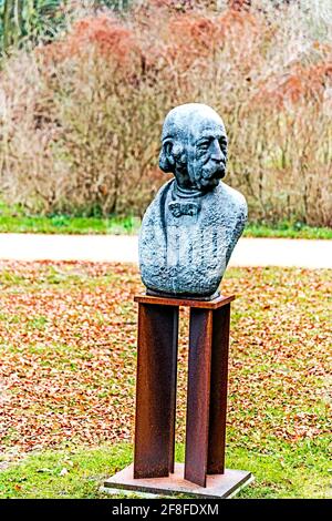 Fondtane-bust en face de la Fontane-Archiv à Potsdam, Brandebourg, Allemagne; Büste von Theodor Fontane vpr dem Fontane-Archiv Potsdam Banque D'Images