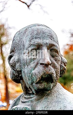 Fondtane-bust en face de la Fontane-Archiv à Potsdam, Brandebourg, Allemagne; Büste von Theodor Fontane vpr dem Fontane-Archiv Potsdam Banque D'Images