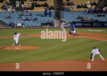 Les Dodgers de Los Angeles qui débutent le pichet Trevor Bauer (27) s'en sont pris au second bassiste des Rocheuses du Colorado, Ryan McMahon (24), lors d'un match de MLB, le mardi, avril Banque D'Images