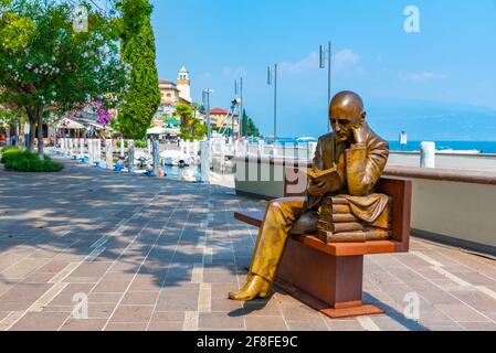 Statue d'un homme lisant un livre à Gardone Riviera En Italie Banque D'Images