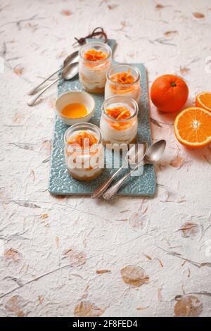Tiramisù avec du sirop d'érable, des oranges et de la cannelle Banque D'Images