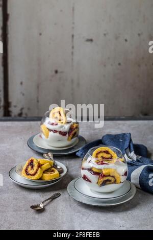 Tiramisù avec yaourt et confiture de framboise Banque D'Images