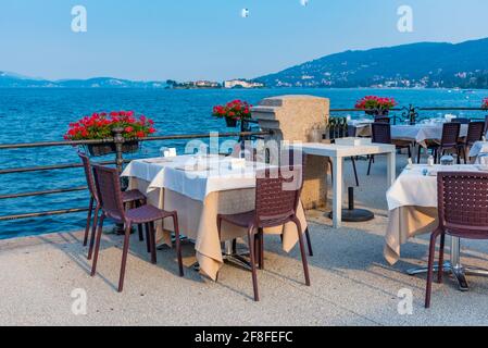 Tables vides dans un restaurant avec vue sur lago maggiore en italie Banque D'Images