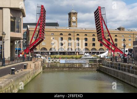 Le pont-levis étant levé à l'écluse de St Katharine Docks Marina, Londres, Angleterre, Royaume-Uni Banque D'Images