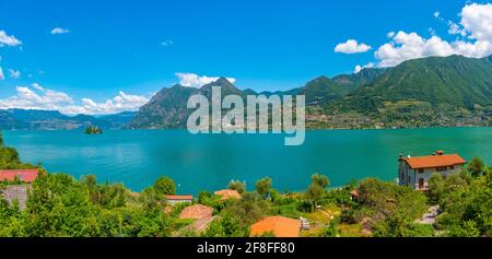 Vue sur le lac d'Iseo depuis Monte Isola en Italie Banque D'Images