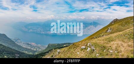 Vue aérienne de Malcesine depuis Monte Baldo en Italie Banque D'Images