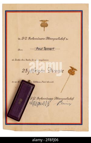 Certificat d'époque pour 25 ans de service à l'AGFA (fondé en 1873 sous le nom d'Actien-Gesellschaft für Anilin-Fabrication à Berlin). Certificat de 1940. Banque D'Images