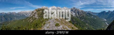 Crête reliant Valbona et la vallée de Theth en Albanie Banque D'Images