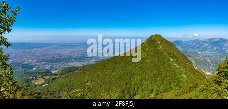 Mont Tujanit et le lac Bovilla au parc national de Dajti dans Albanie Banque D'Images