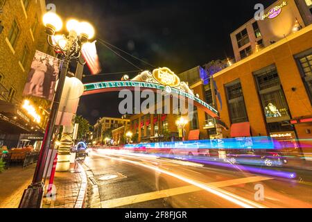 San Diego, Californie, États-Unis - 31 juillet 2018 : panneau d'entrée à Gaslamp, un quartier historique du centre-ville de San Diego la nuit. Sentiers de lumière Banque D'Images