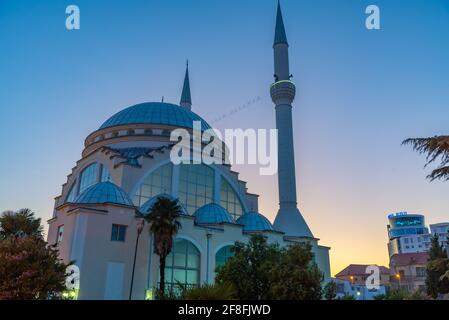 Vue sur la mosquée Bekr de l'UER, au coucher du soleil, à Shkoder, en Albanie Banque D'Images