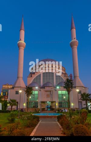 Vue sur la mosquée Bekr de l'UER, au coucher du soleil, à Shkoder, en Albanie Banque D'Images