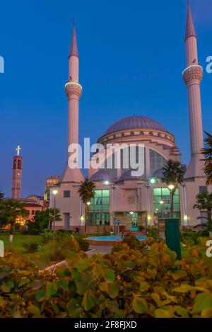 Vue sur la mosquée Bekr de l'UER, au coucher du soleil, à Shkoder, en Albanie Banque D'Images