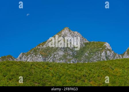 Des montagnes bien anisées vues depuis le lac Koman en Albanie Banque D'Images