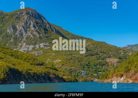 Beau paysage du lac Koman en Albanie Banque D'Images