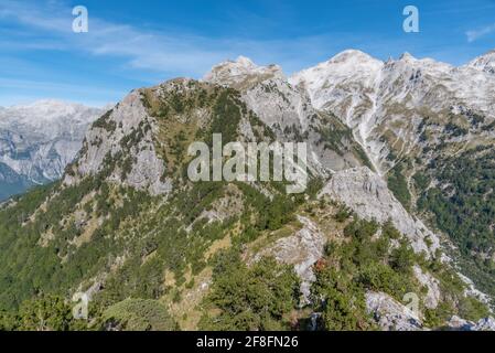 Crête reliant Valbona et la vallée de Theth en Albanie Banque D'Images