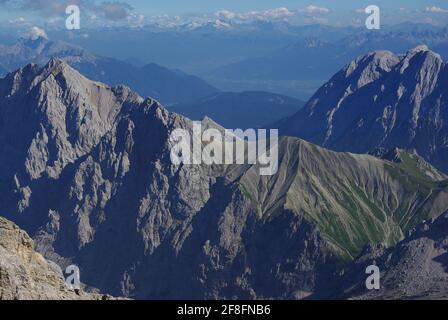 Vue depuis la plus haute montagne d'Allemagne, le Zuspitze 9,7718 pieds (2,962 M.), les montagnes de Wetterstein, les Alpes Banque D'Images