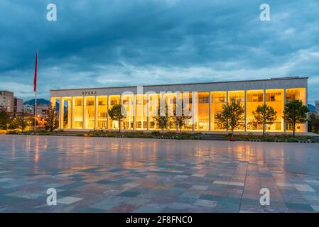 Vue sur le coucher du soleil du palais de la culture à Tirana, Albanie Banque D'Images