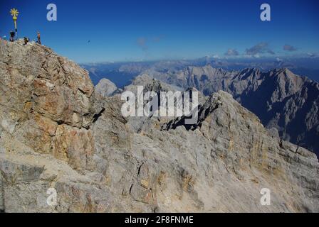Vue sur le sommet de la plus haute montagne d'Allemagne, le Zuspitze 9,7718 pieds (2,962 M.), les montagnes de Wetterstein, les Alpes Banque D'Images