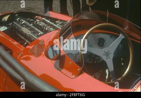 Détail cockpit d'une voiture Maserati 250F Grand Prix des années 1950 dans le paddock Silverstone lors d'une réunion d'époque en avril 1983. Banque D'Images