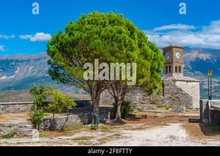 Tour de l'horloge à l'intérieur du château de Gjirokaster en Albanie Banque D'Images