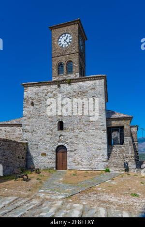 Tour de l'horloge à l'intérieur du château de Gjirokaster en Albanie Banque D'Images