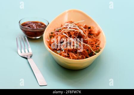 Nouilles Schezwan ou Hakka manchurien ou nouilles Hakka légume ou méine de chow repas indochinese servi dans un bol de cuisine chinoise indienne, Banque D'Images