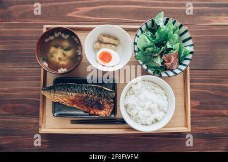 Déjeuner japonais, poisson grillé au maquereau avec soupe miso et salade Banque D'Images